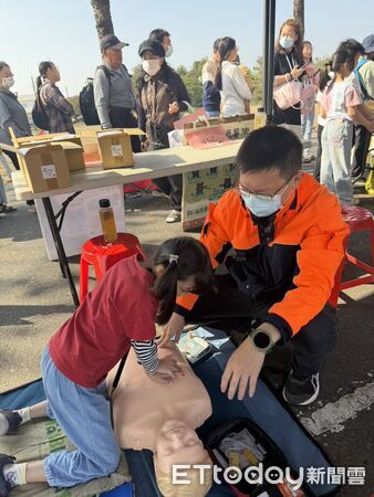 ▲台南市消防局結合木棉花季設置宣導攤位，向民眾推廣防火與防災觀念。（記者林東良翻攝，下同）