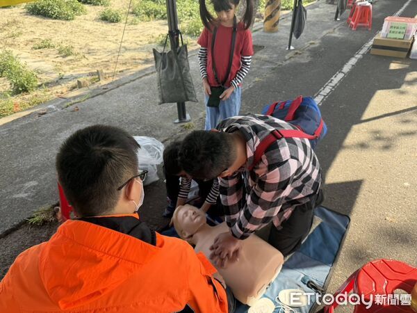▲台南市消防局結合木棉花季設置宣導攤位，向民眾推廣防火與防災觀念。（記者林東良翻攝，下同）