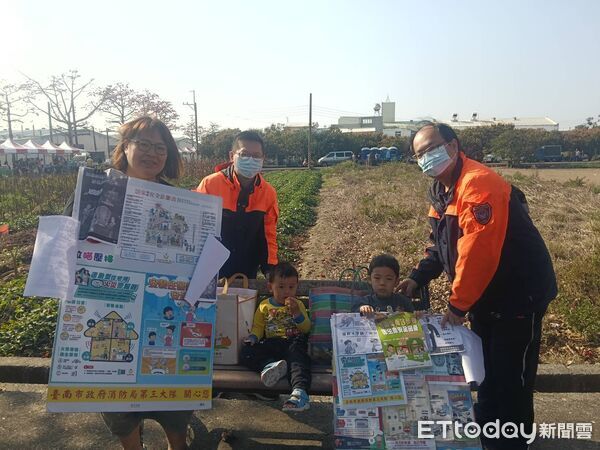 ▲台南市消防局結合木棉花季設置宣導攤位，向民眾推廣防火與防災觀念。（記者林東良翻攝，下同）