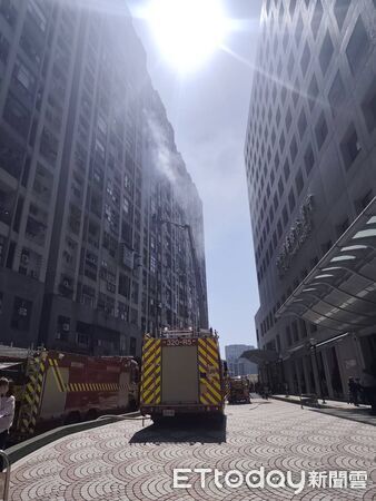 ▲▼     汐止建成路社區大樓8樓竄火　雲梯車救出1人        。（圖／記者邱中岳翻攝）