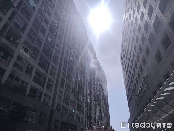 ▲▼     汐止建成路社區大樓8樓竄火　雲梯車救出1人        。（圖／記者邱中岳翻攝）