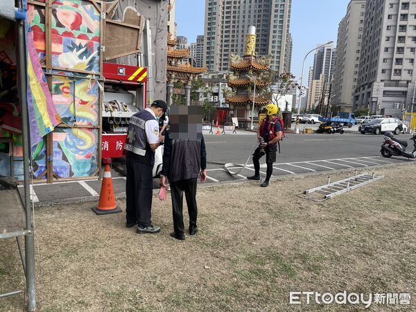 ▲▼黃男帶狗散步，為了救狗跳下河道反而受困，警消獲報將人救起。（圖／記者吳世龍翻攝）