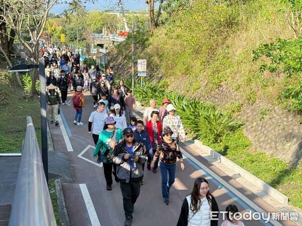 ▲▼「愛花蓮‧山海漫步走」健走活動在太平洋公園曙光廣場熱鬧登場。（圖／花蓮市公所提供，下同）