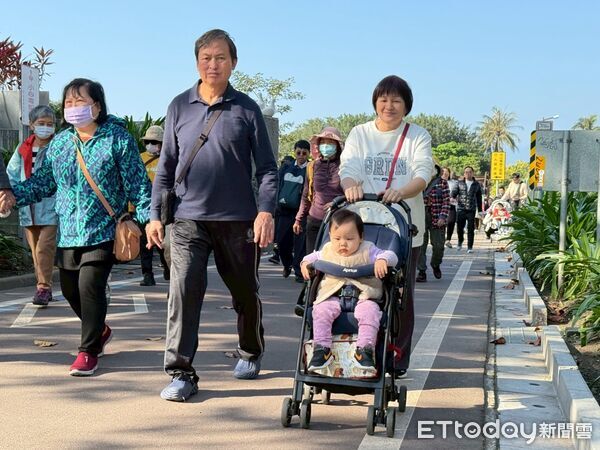 ▲▼「愛花蓮‧山海漫步走」健走活動在太平洋公園曙光廣場熱鬧登場。（圖／花蓮市公所提供，下同）
