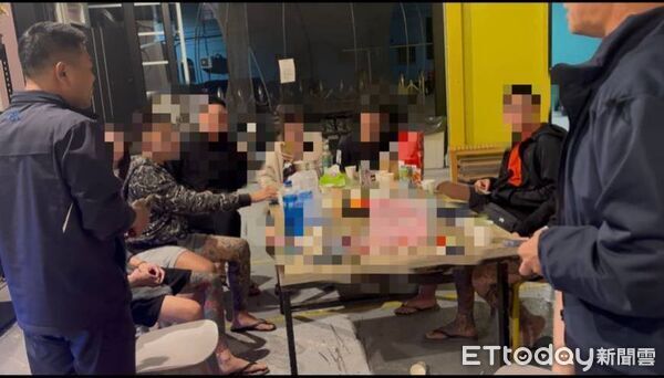 ▲東港警方在小琉球查獲9名度假拉K年輕人。（圖／記者陳崑福翻攝）