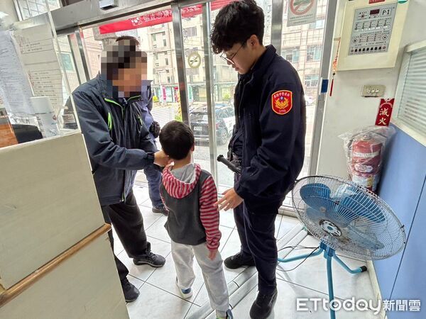 ▲基隆6歲男童超商徘徊疑走失 警耐心安撫照顧助返家。（圖／記者郭世賢翻攝）