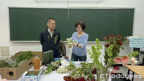 ▲台南市勞工局於曾文市政願景園區辦理「莓果提拉米蘇」烘焙課程，學員親手製作甜點體驗手作樂趣。（記者林東良翻攝，下同）