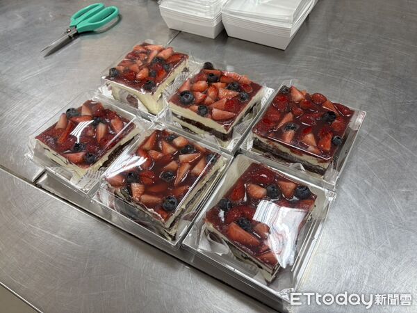 ▲台南市勞工局於曾文市政願景園區辦理「莓果提拉米蘇」烘焙課程，學員親手製作甜點體驗手作樂趣。（記者林東良翻攝，下同）