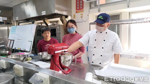 ▲台南市勞工局於曾文市政願景園區辦理「莓果提拉米蘇」烘焙課程，學員親手製作甜點體驗手作樂趣。（記者林東良翻攝，下同）