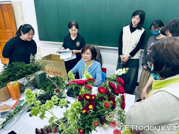 ▲台南市勞工局於曾文市政願景園區辦理「莓果提拉米蘇」烘焙課程，學員親手製作甜點體驗手作樂趣。（記者林東良翻攝，下同）