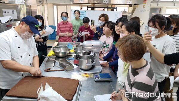 ▲台南市勞工局於曾文市政願景園區辦理「莓果提拉米蘇」烘焙課程，學員親手製作甜點體驗手作樂趣。（記者林東良翻攝，下同）