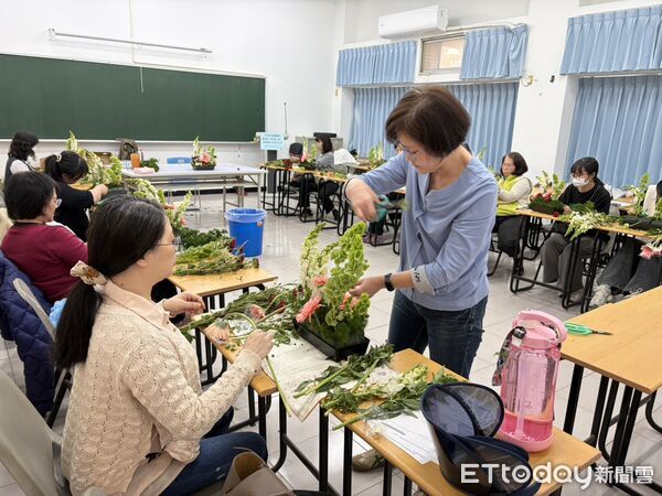 ▲台南市勞工局於曾文市政願景園區辦理「莓果提拉米蘇」烘焙課程，學員親手製作甜點體驗手作樂趣。（記者林東良翻攝，下同）