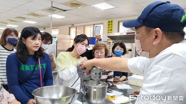 ▲台南市勞工局於曾文市政願景園區辦理「莓果提拉米蘇」烘焙課程，學員親手製作甜點體驗手作樂趣。（記者林東良翻攝，下同）