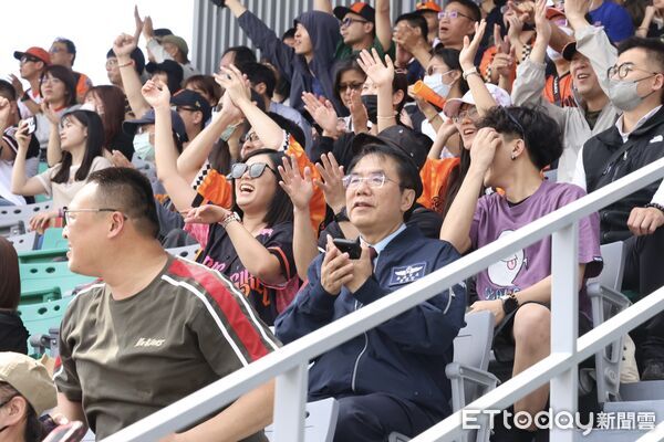 ▲中職熱身賽在亞太棒球場開打，台南市長黃偉哲到場為統一獅加油。（記者林東良翻攝，下同）