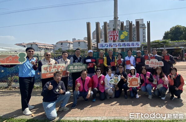 ▲▼  嘉義市長參選人張啓楷出席「窯藝風華成果展」　參觀長竹里社區綠化打造有機農園典範  。（圖／記者翁伊森翻攝）