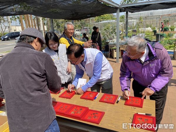 ▲▼  嘉義市長參選人張啓楷出席「窯藝風華成果展」　參觀長竹里社區綠化打造有機農園典範  。（圖／記者翁伊森翻攝）