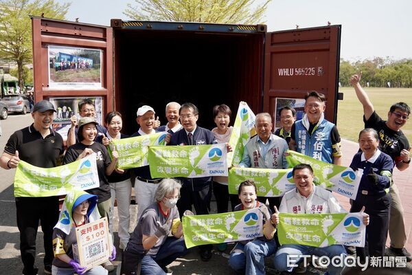 ▲「舊鞋救命」台南募集活動在麻豆曾文市政願景園區進行，各界志工投入整理物資。（記者林東良翻攝，下同）