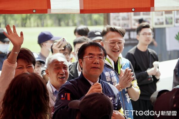 ▲「舊鞋救命」台南募集活動在麻豆曾文市政願景園區進行，各界志工投入整理物資。（記者林東良翻攝，下同）
