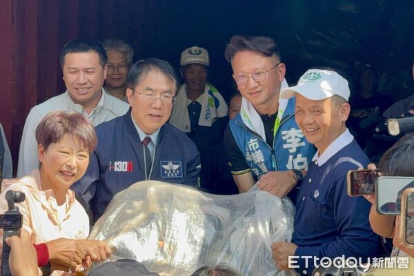 ▲「舊鞋救命」台南募集活動在麻豆曾文市政願景園區進行，各界志工投入整理物資。（記者林東良翻攝，下同）