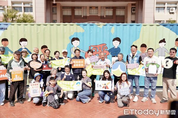 ▲「舊鞋救命」台南募集活動在麻豆曾文市政願景園區進行，各界志工投入整理物資。（記者林東良翻攝，下同）