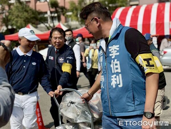 ▲「舊鞋救命」台南募集活動在麻豆曾文市政願景園區進行，各界志工投入整理物資。（記者林東良翻攝，下同）