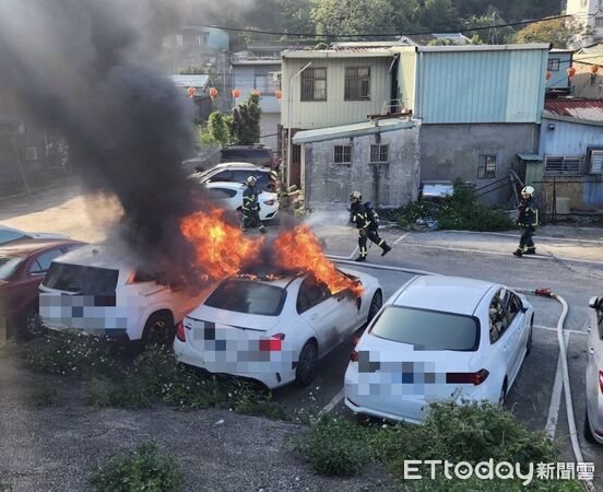 ▲▼他壓力太大跑到姊姊車裡燒木炭，卻不慎引發火燒車。（圖／記者邱中岳翻攝）