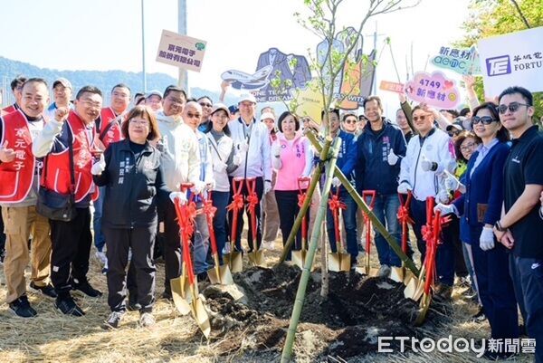 ▲桃園市長張善政與企業代表共同種下台灣欒樹、流蘇等樹苗，以實際行動響應環境永續。（圖／桃園市政府提供、下同）