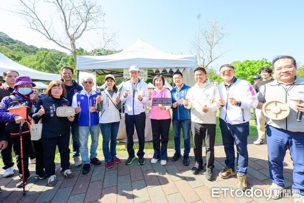 ▲桃園市長張善政與企業代表共同種下台灣欒樹、流蘇等樹苗，以實際行動響應環境永續。（圖／桃園市政府提供、下同）