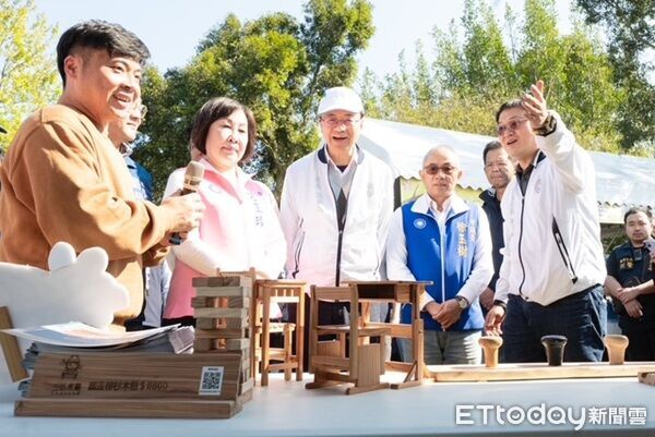 ▲首次展示國產材課桌椅成果，相較塑膠製作的課桌椅，具有低碳足跡、碳貯存及友善環境等效益。（圖／桃園市政府提供）