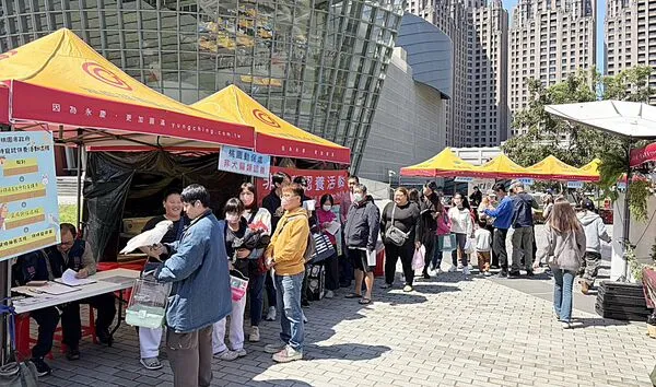 ▲2026桃園市毛孩認養公益市集在桃園藝文廣場舉辦，吸引許多熱愛特殊寵物民眾前往。（圖／市府農業局提供）