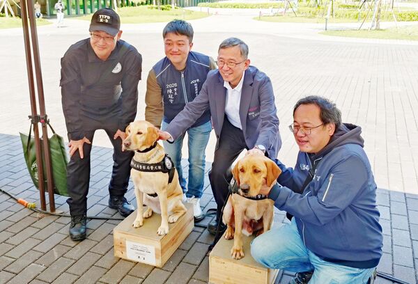▲2026桃園市毛孩認養公益市集在桃園藝文廣場舉辦，副市長王明鉅、動保處長王得吉等人到場與市警局警犬合影。（圖／市府農業局提供）