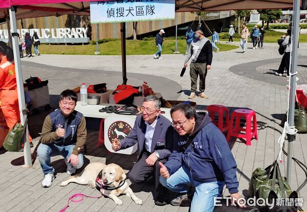 ▲2026桃園市毛孩認養公益市集在桃園藝文廣場舉辦，副市長王明鉅、動保處長王得吉等人到場與偵搜犬合影。（圖／市府農業局提供）