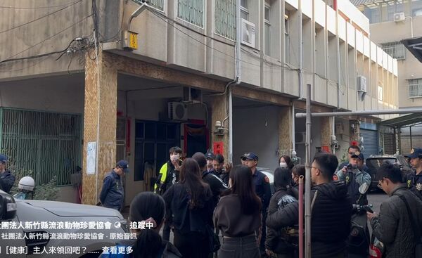 ▲健康失蹤38天死狀悽慘動保人士前往飼主家。（圖／社團法人新竹縣流浪動物珍愛協會提供）