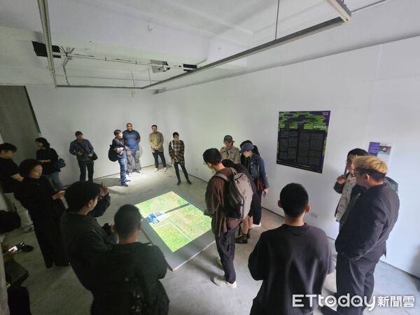 ▲台南新藝獎邀請紐西蘭藝術家John Vea參展，並於節點藝術空間舉辦個展開幕茶會。（記者林東良翻攝，下同）