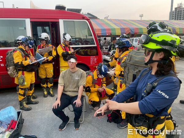 ▲台南市特種搜救隊在永康砲校進行36小時不間斷實兵演練，強化救援能力。（記者林東良翻攝，下同）