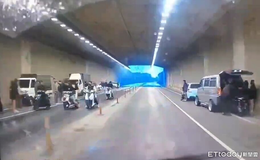 「運兵車」載機車!炎山隧道聚眾競速 苗栗飆車猴被逮