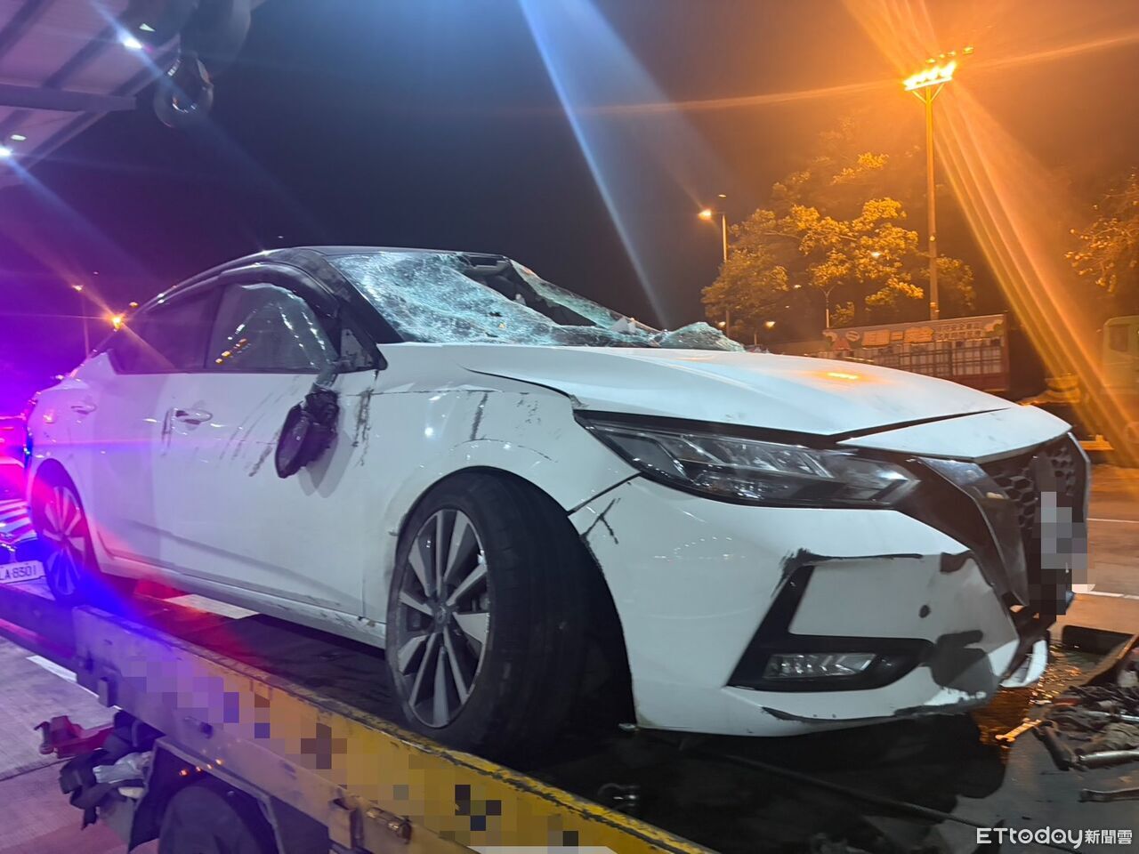 國1號仁德路段車禍!26歲男自撞護欄翻車 擋風玻璃全碎
