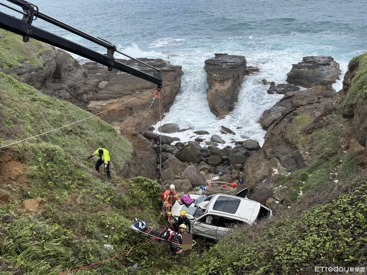快訊/驚險畫面曝!瑞芳濱海墓園前自小客墜海 35歲男受困