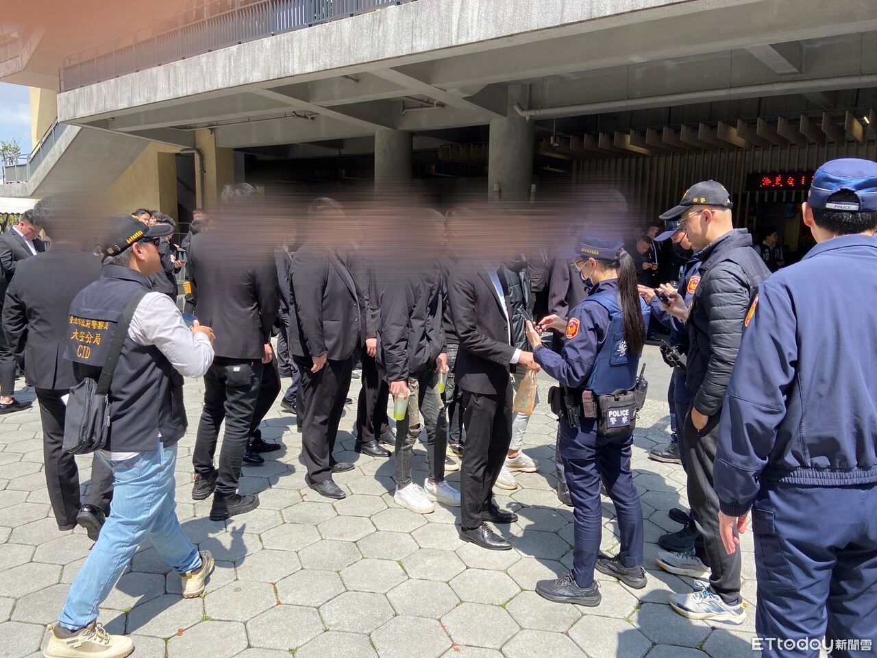 《角頭》監製父親逝世...3百好友致意 60警維安逮2通緝犯