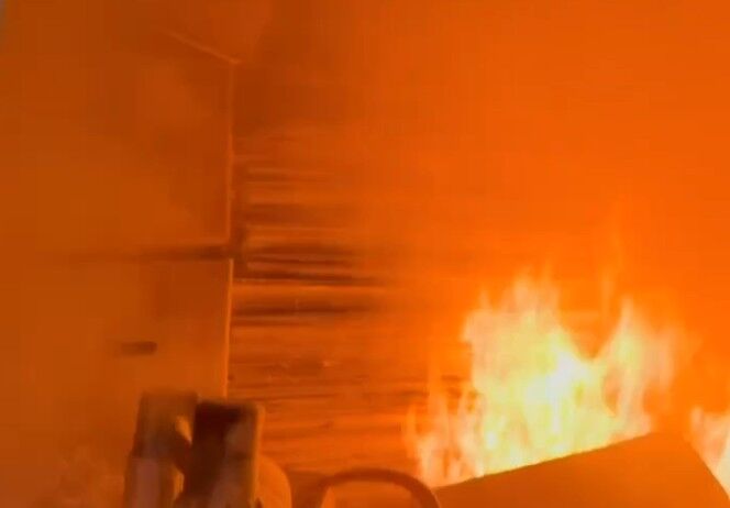 彰化透天厝「紙箱塞爆」竄大火 機警少年帶家人爬雨遮逃生