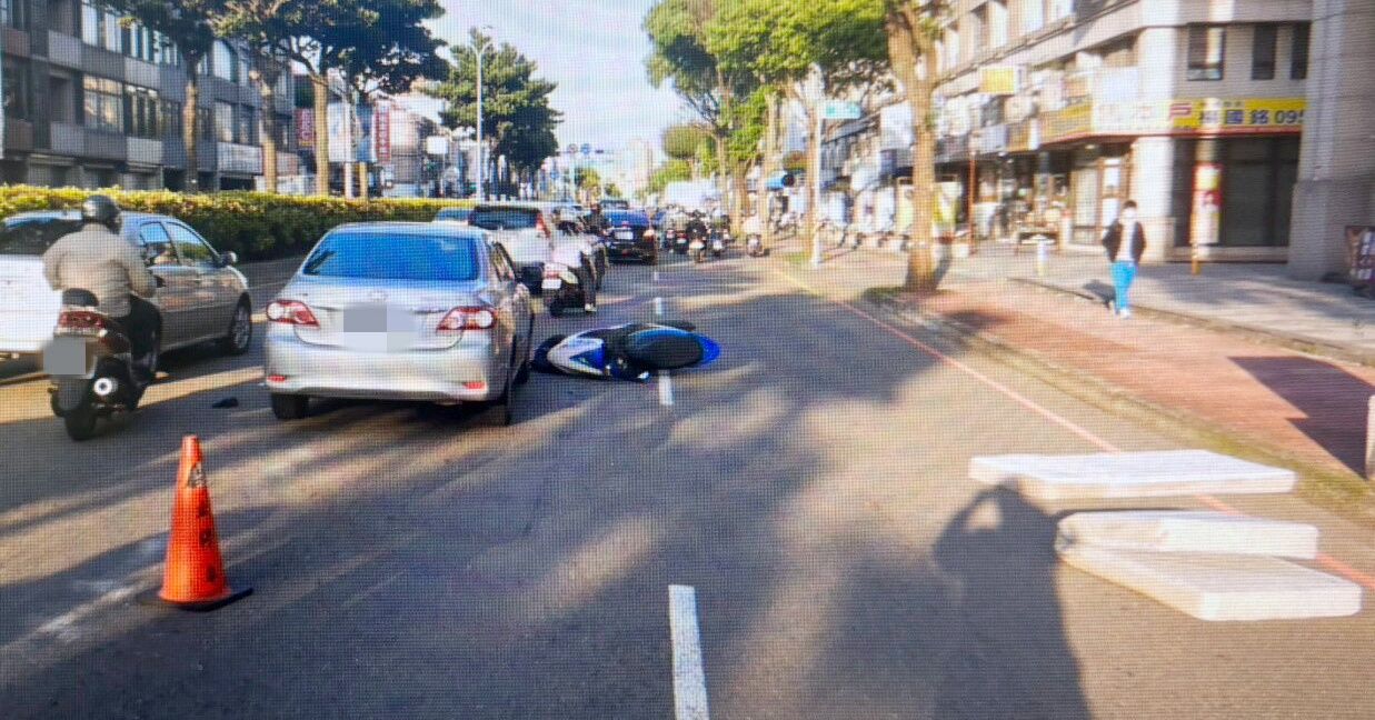 突刮強風!女騎士慘遭路邊床墊擊落 倒地再被自小客猛撞骨折