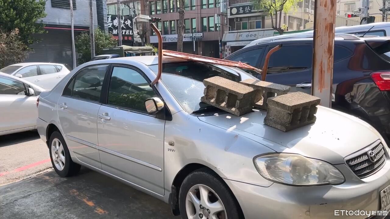 27歲妙齡女有夠醉!深夜抱4塊空心磚砸車 超慘畫面曝光