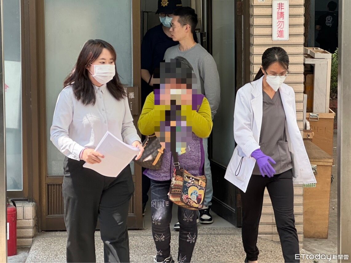 割頸殺女友嘴有瘀傷「疑遭毆打」擇期解剖 養母與兒悲痛驗屍