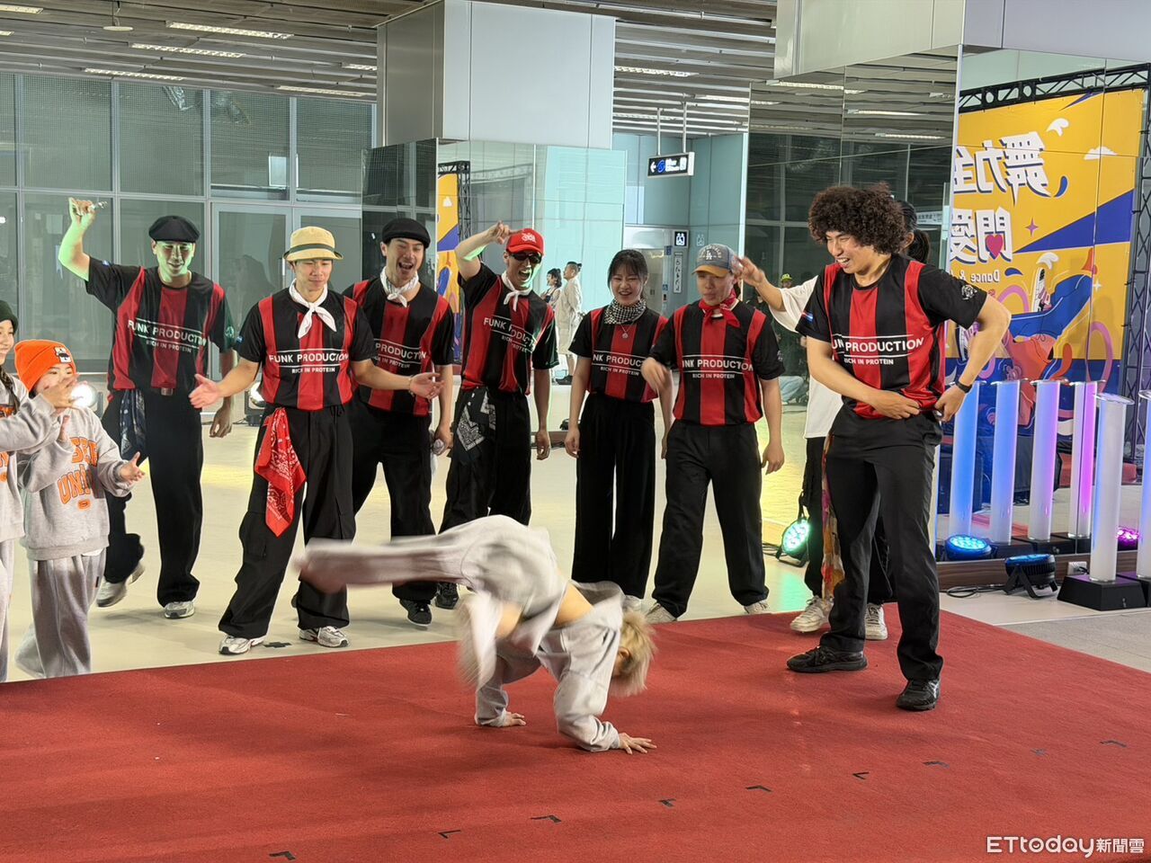 高雄車站變街舞聖地!插座地墊都免錢 超大鏡牆快來練舞功