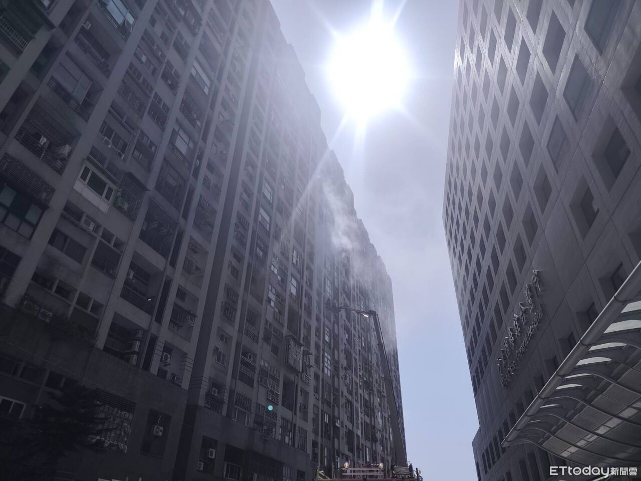 新北汐止驚傳火警!建成路社區大樓8F廚房冒煙 消防救出1人