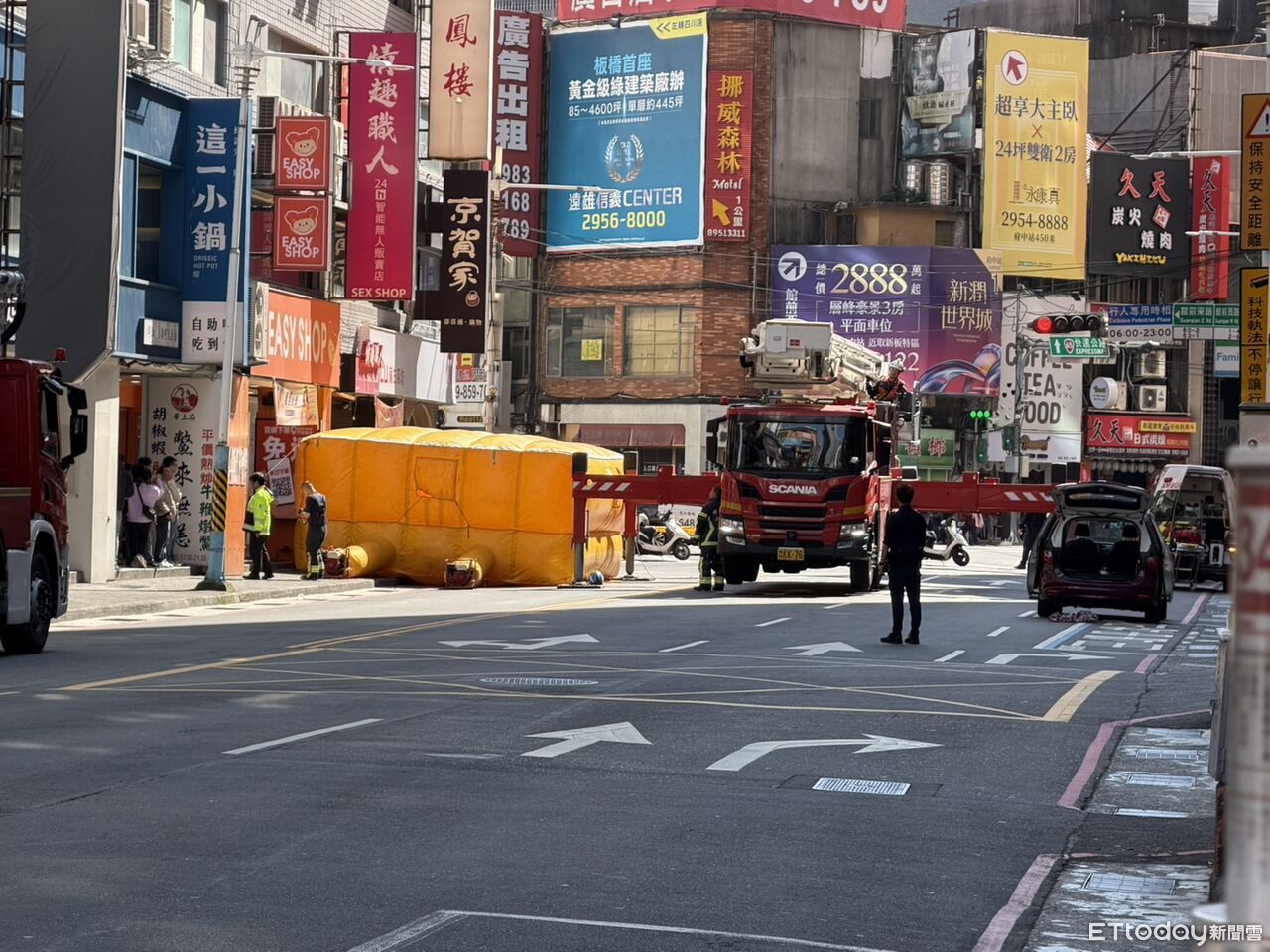 快訊/板橋商圈女子坐遮雨棚!警消封鎖現場 勸下急送醫
