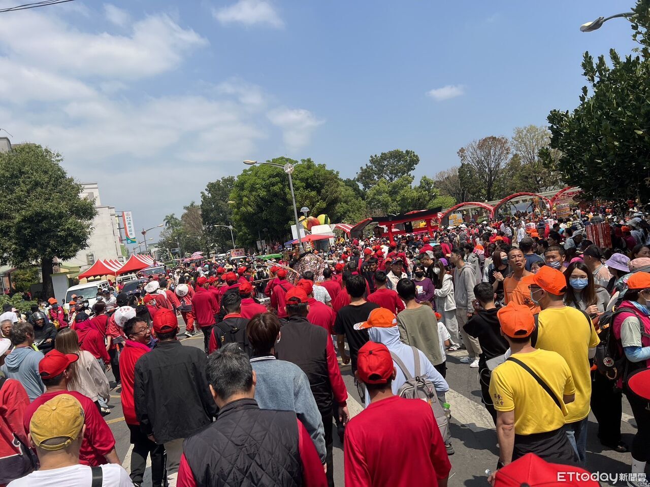 粉紅超跑遶境人潮爆滿!6歲童走失狂哭 里港警助團聚