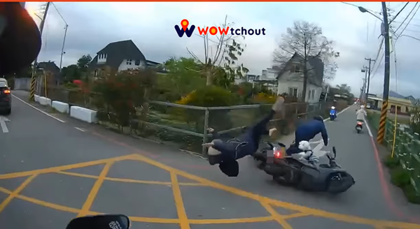 ▲▼花蓮車禍2人慘摔。（圖／翻攝YouTube／Wowtchout - 地圖型行車紀錄器分享平台）