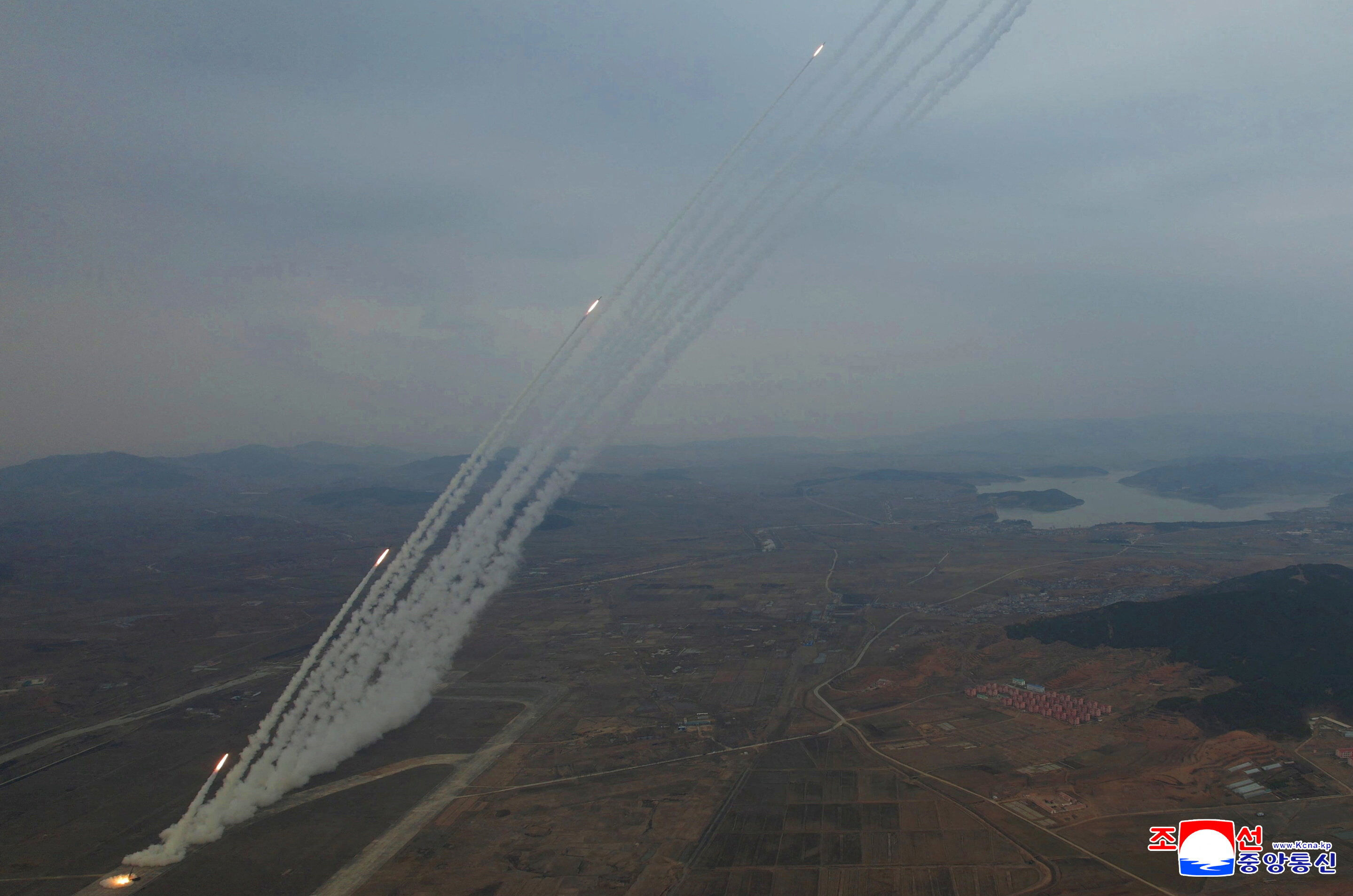 ▲▼北韓最高領導人金正恩14日帶著女兒金主愛，前往平壤順安視察600mm多管火箭彈試射。（圖／路透）