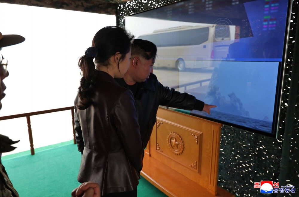 ▲▼金正恩指著飛彈試射監控畫面，向女兒金主愛詳細解說。（圖／翻攝自朝中社）